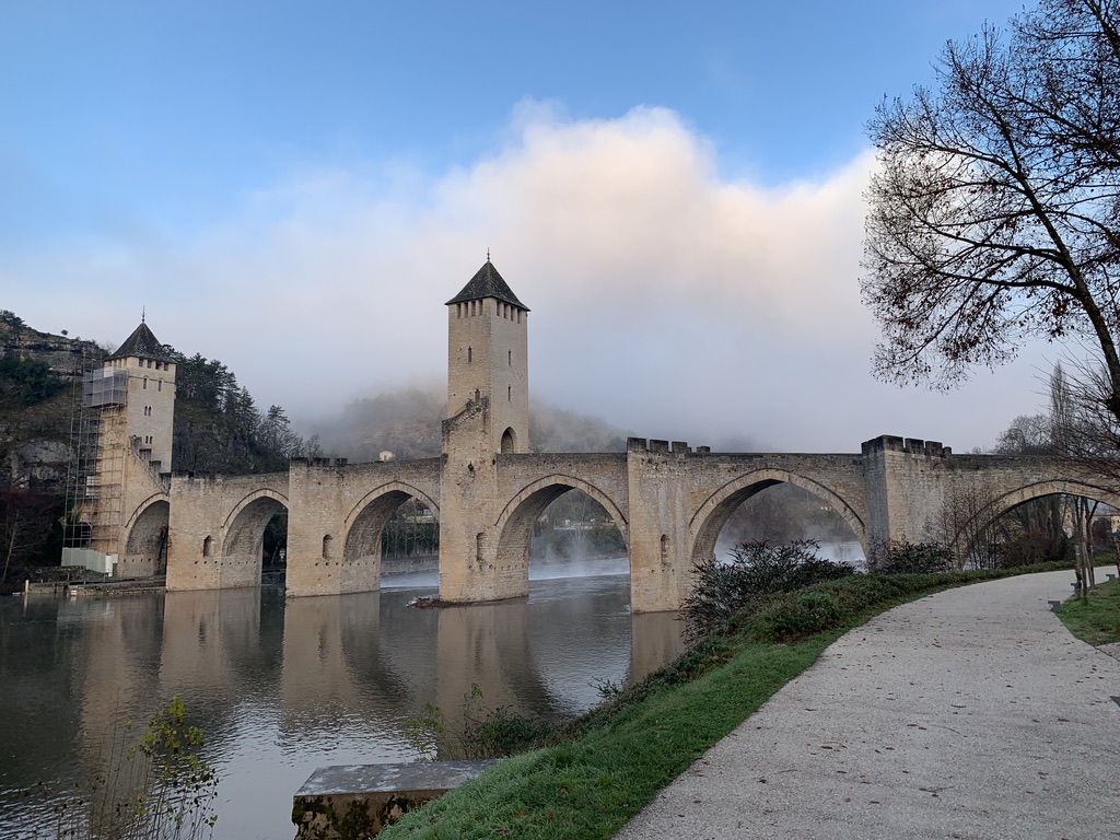 Valentré bridge in Cahors, France. This is my hometown's famous bridge.

Le pont valentré de Cahors en France. La ville où j'ai grandit.